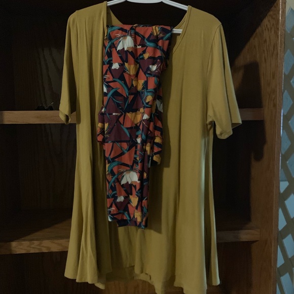 Lularoe Shirt and TC Leggings. - Picture 1 of 3
